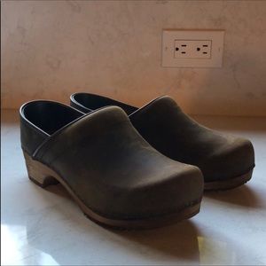 NWOT Sanita Oiled Leather Wooden Clogs